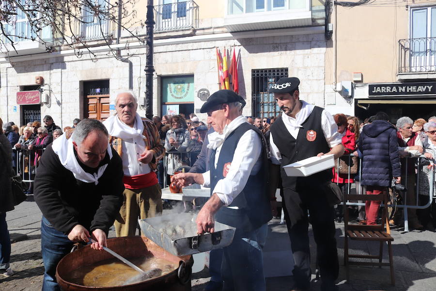 La plaza de La Flora se ha llenado de burgaleses, que han disfrutado con las danzas populares y se han acercado a la tradición de la matanza. También han degustado morcilla y vino de Ribera de Duero