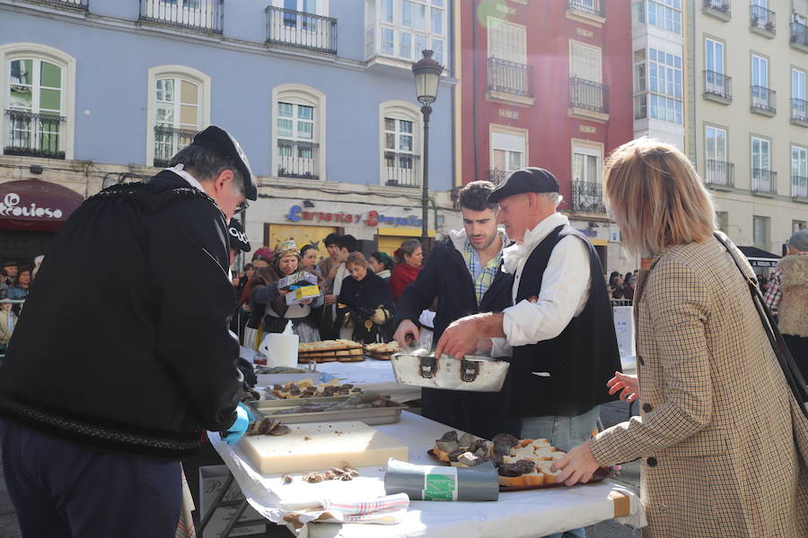 La plaza de La Flora se ha llenado de burgaleses, que han disfrutado con las danzas populares y se han acercado a la tradición de la matanza. También han degustado morcilla y vino de Ribera de Duero