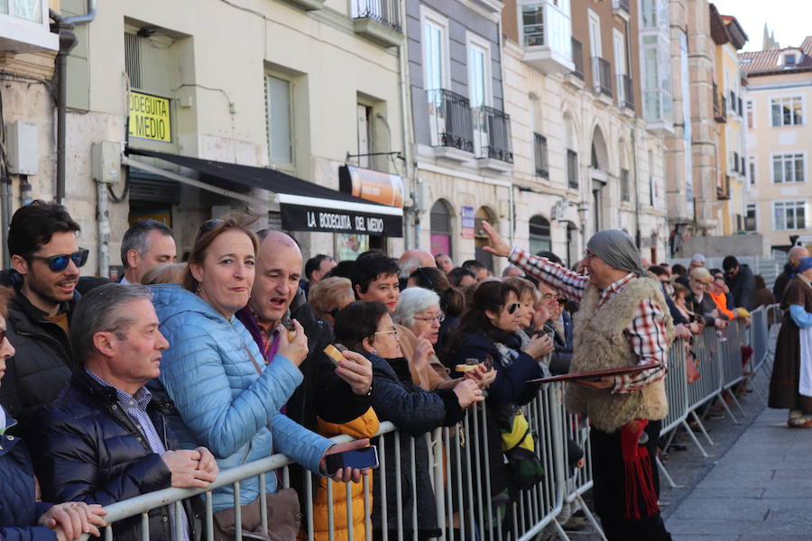 La plaza de La Flora se ha llenado de burgaleses, que han disfrutado con las danzas populares y se han acercado a la tradición de la matanza. También han degustado morcilla y vino de Ribera de Duero