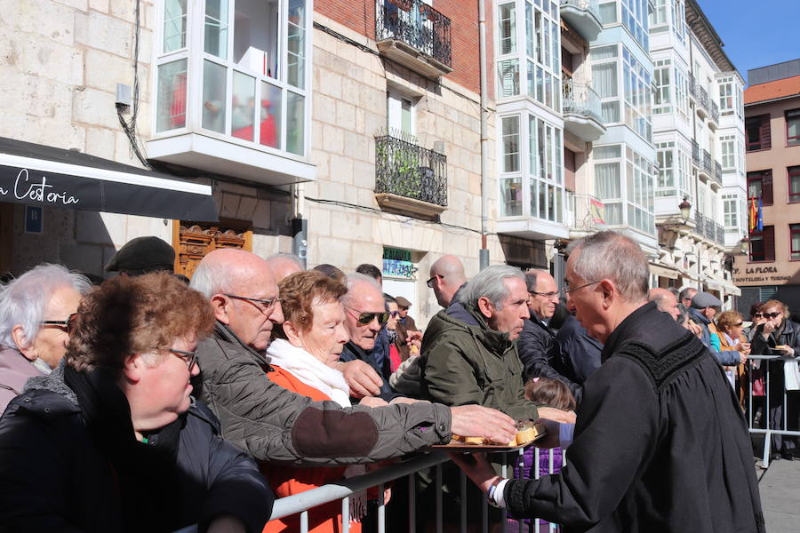 La plaza de La Flora se ha llenado de burgaleses, que han disfrutado con las danzas populares y se han acercado a la tradición de la matanza. También han degustado morcilla y vino de Ribera de Duero