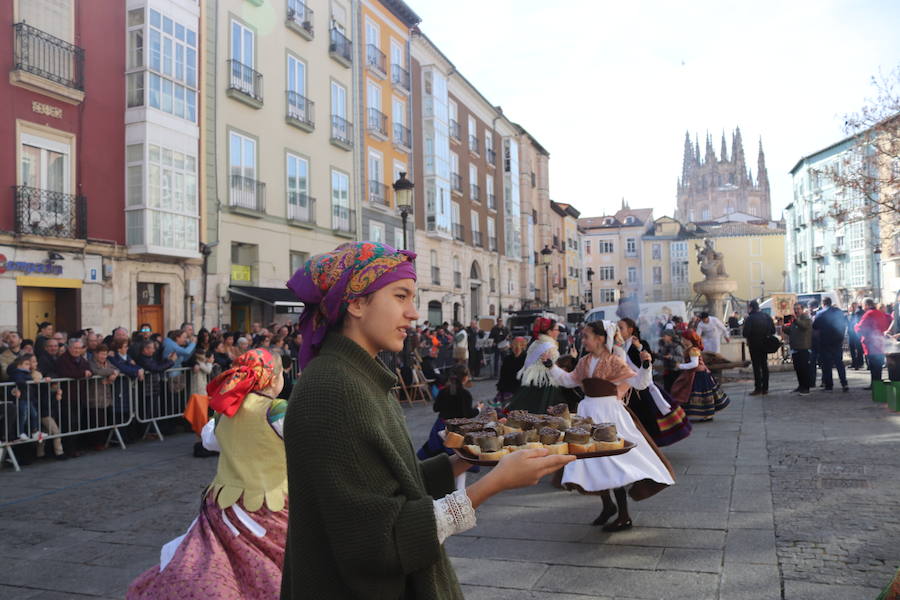 La plaza de La Flora se ha llenado de burgaleses, que han disfrutado con las danzas populares y se han acercado a la tradición de la matanza. También han degustado morcilla y vino de Ribera de Duero