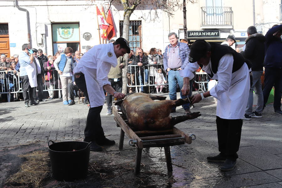 La plaza de La Flora se ha llenado de burgaleses, que han disfrutado con las danzas populares y se han acercado a la tradición de la matanza. También han degustado morcilla y vino de Ribera de Duero