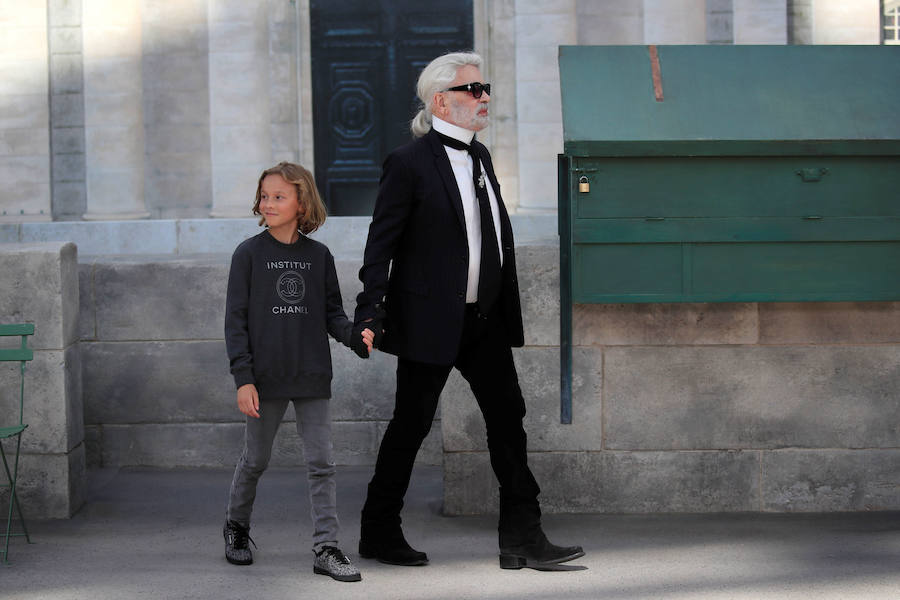 El diseñador alemán Karl Lagerfeld, conocido por haber dirigido las creaciones de la firma francesa Chanel desde 1983, ha fallecido este martes a los 85 años de edad.