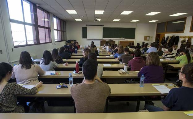 Examen de una oposición en la Universidad de Valladolid.