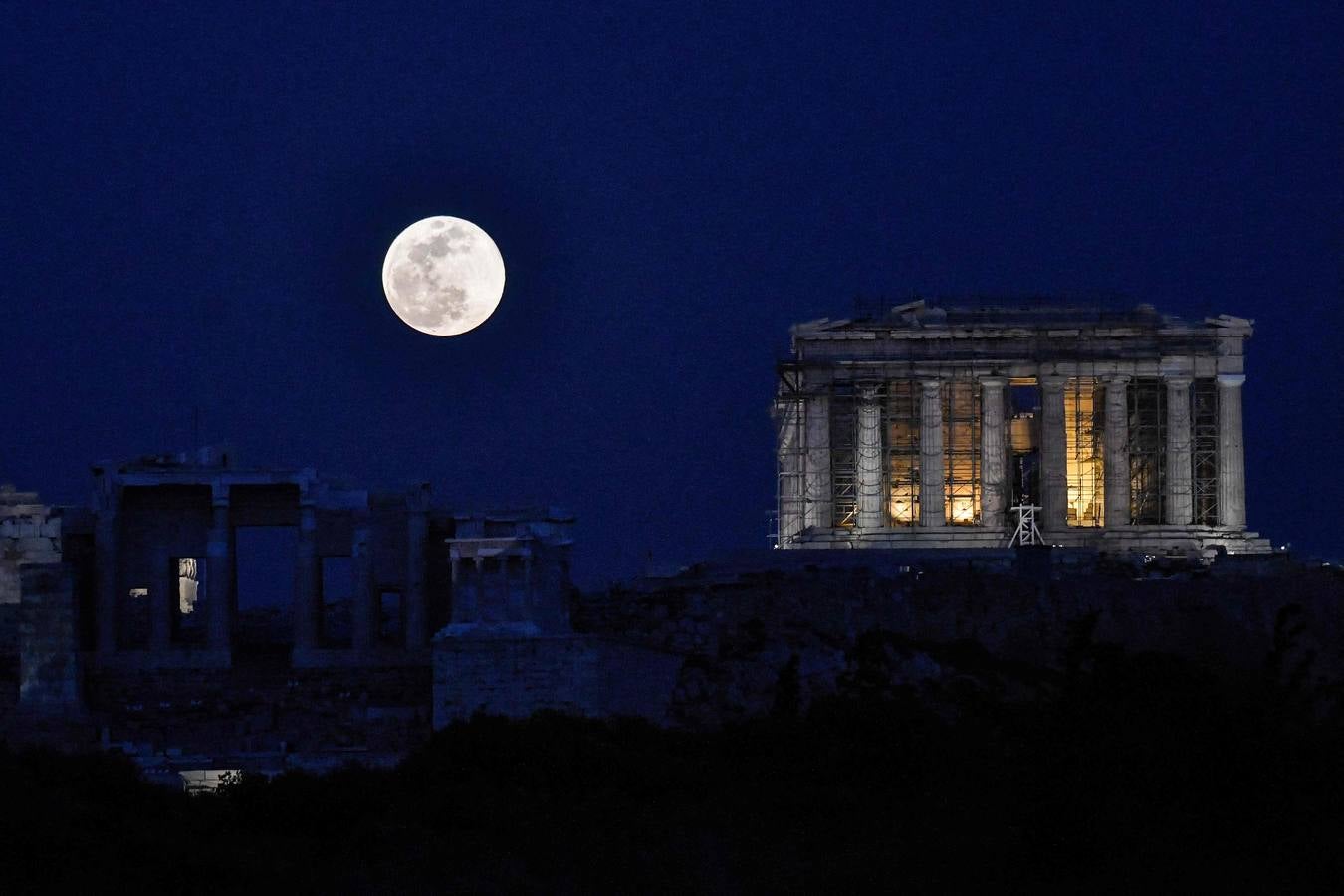 Un fenómeno que ocurre cuando la luna llena se encuentra en su perigeo, el punto más cercano a la Tierra, y en esta ocasión es llamada 'de nieve' porque se produce en un periodo de grandes nevadas en el hemisferio norte