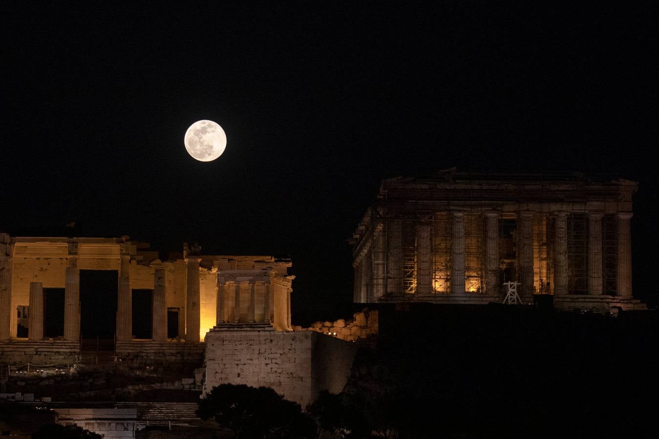 Un fenómeno que ocurre cuando la luna llena se encuentra en su perigeo, el punto más cercano a la Tierra, y en esta ocasión es llamada 'de nieve' porque se produce en un periodo de grandes nevadas en el hemisferio norte