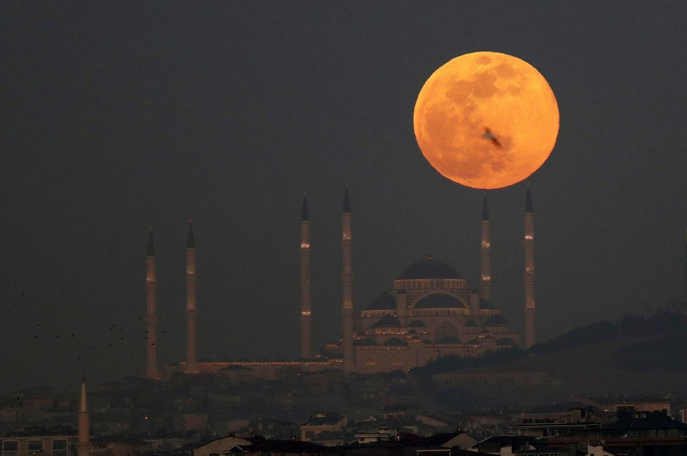 Un fenómeno que ocurre cuando la luna llena se encuentra en su perigeo, el punto más cercano a la Tierra, y en esta ocasión es llamada 'de nieve' porque se produce en un periodo de grandes nevadas en el hemisferio norte