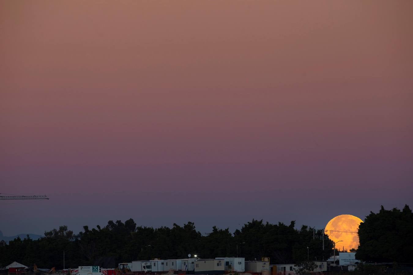 Un fenómeno que ocurre cuando la luna llena se encuentra en su perigeo, el punto más cercano a la Tierra, y en esta ocasión es llamada 'de nieve' porque se produce en un periodo de grandes nevadas en el hemisferio norte