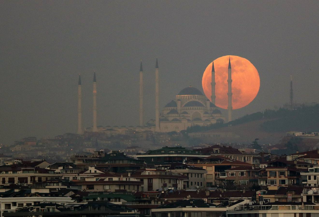 Un fenómeno que ocurre cuando la luna llena se encuentra en su perigeo, el punto más cercano a la Tierra, y en esta ocasión es llamada 'de nieve' porque se produce en un periodo de grandes nevadas en el hemisferio norte