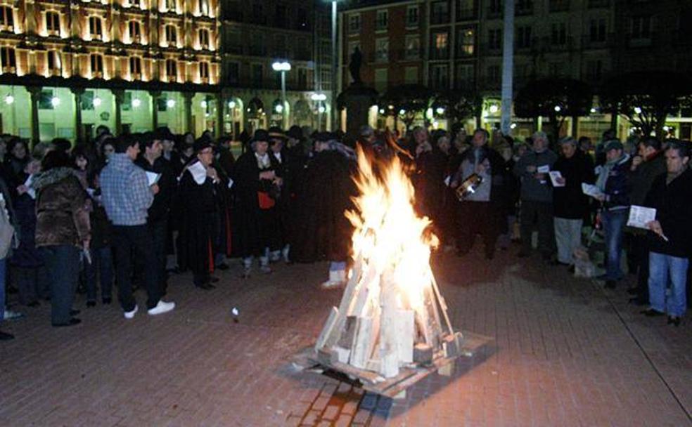 La Plaza Mayor es el escenario en el que se cantan las marzas en Burgos.