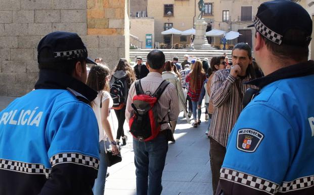 Agentes de la Policía Local de Segovia patrullan por la turística Calle Real. 