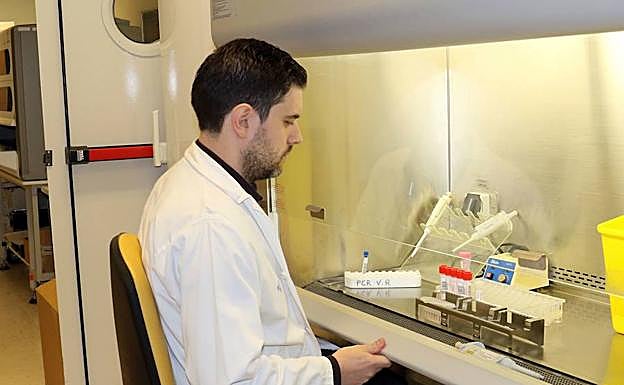 El doctor Iván Sanz, en el laboratorio de Microbiología del Hospital Clinico. :. 