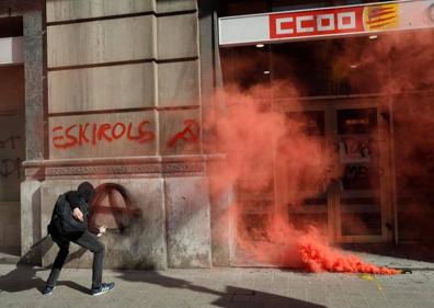 Imagen secundaria 1 - Distintas imágenes que está dejando la huelga en Barcelona este jueves.