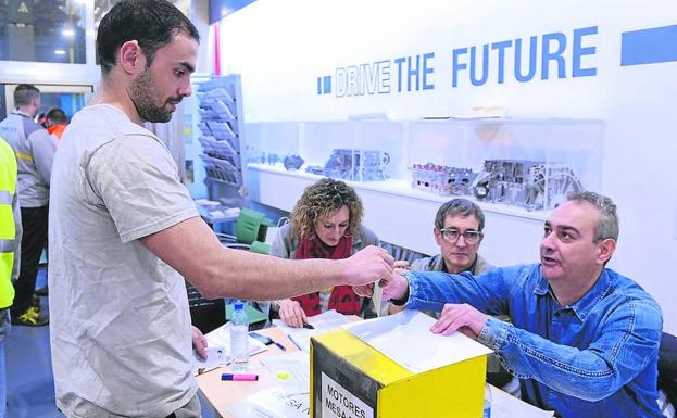 Un momento de las votaciones en la fábrica de Motores de Renault. 