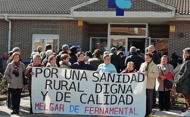 Imagen de la concentración esta mañana en el centro de salud