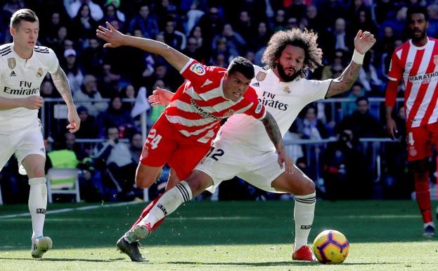 Pedro Porro disputa un balón ante Marcelo.