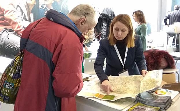 Un visitante se interesa por la información turística de Burgos, en Navartur. 
