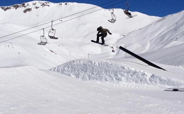 Un snowboarder realiza un salto en el centro invernal de Astún