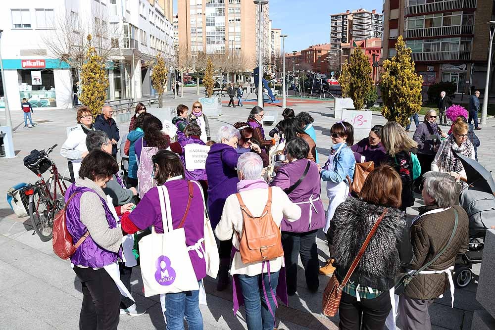 Las asociaciones feministas La Rueda e Hypatia se han manifestado este sábado para animar a la sociedad a participar en la manifestación del próximo 8-M