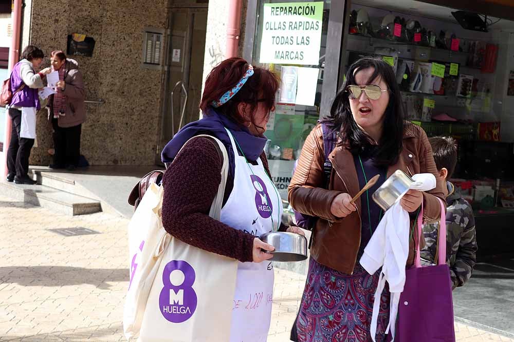 Las asociaciones feministas La Rueda e Hypatia se han manifestado este sábado para animar a la sociedad a participar en la manifestación del próximo 8-M