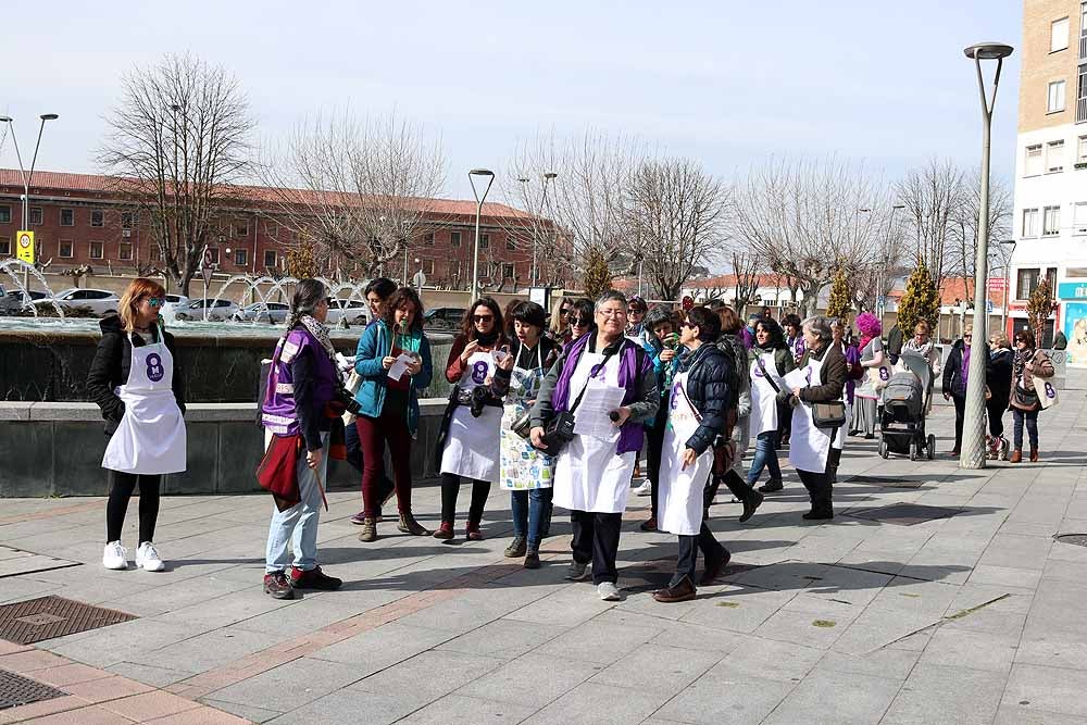 Las asociaciones feministas La Rueda e Hypatia se han manifestado este sábado para animar a la sociedad a participar en la manifestación del próximo 8-M