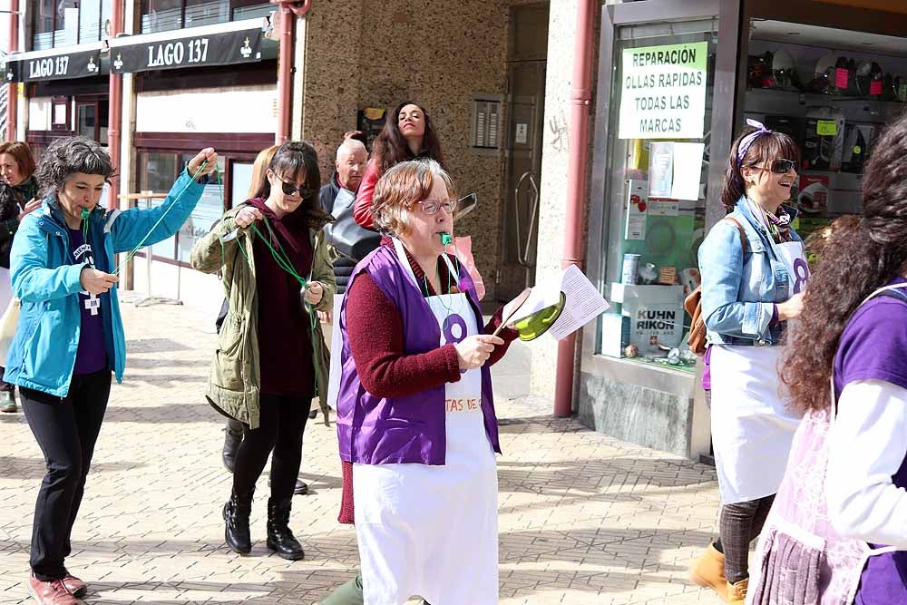 Las asociaciones feministas La Rueda e Hypatia se han manifestado este sábado para animar a la sociedad a participar en la manifestación del próximo 8-M