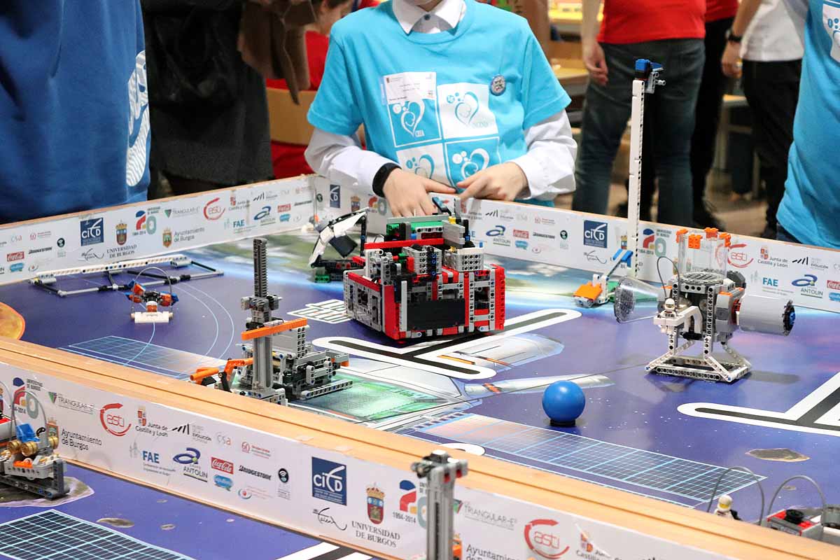 Cerca de 270 jóvenes de 12 ciudades españolas se han reunido hoy en Burgos para desarrollar y construir robots que resolvieran situaciones reales vividas en el espacio