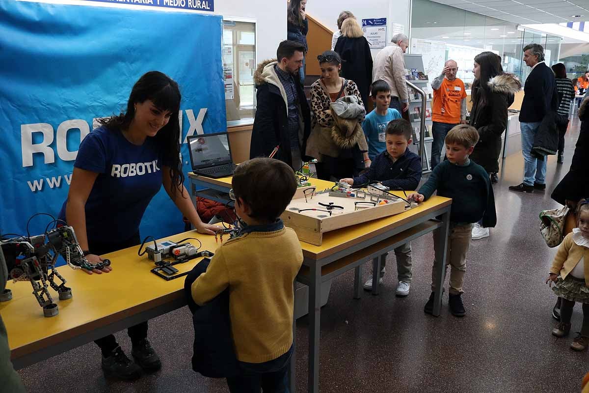 Cerca de 270 jóvenes de 12 ciudades españolas se han reunido hoy en Burgos para desarrollar y construir robots que resolvieran situaciones reales vividas en el espacio