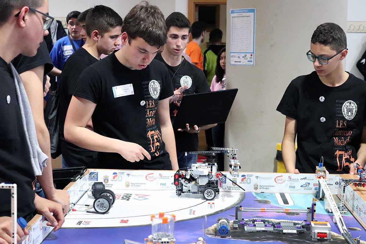 Cerca de 270 jóvenes de 12 ciudades españolas se han reunido hoy en Burgos para desarrollar y construir robots que resolvieran situaciones reales vividas en el espacio