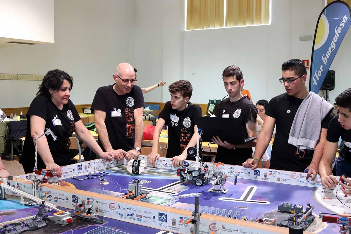 Cerca de 270 jóvenes de 12 ciudades españolas se han reunido hoy en Burgos para desarrollar y construir robots que resolvieran situaciones reales vividas en el espacio