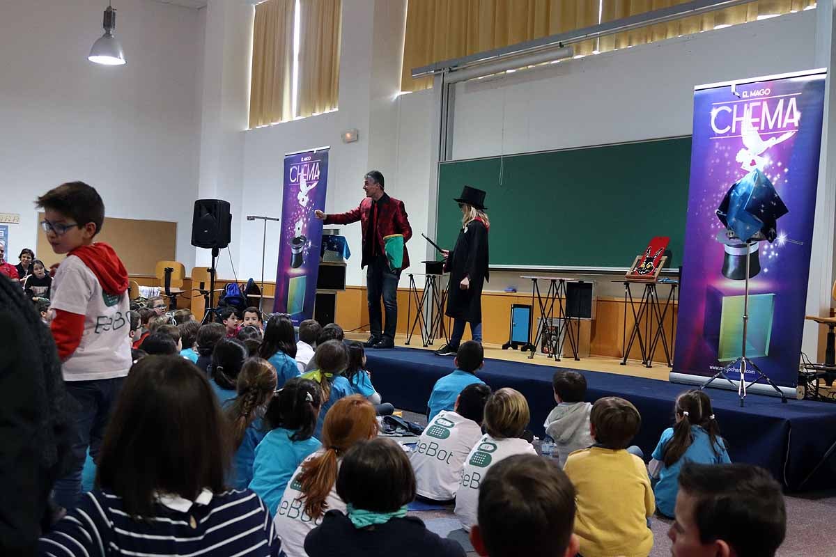 Cerca de 270 jóvenes de 12 ciudades españolas se han reunido hoy en Burgos para desarrollar y construir robots que resolvieran situaciones reales vividas en el espacio