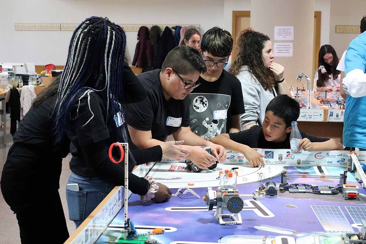 Cerca de 270 jóvenes de 12 ciudades españolas se han reunido hoy en Burgos para desarrollar y construir robots que resolvieran situaciones reales vividas en el espacio