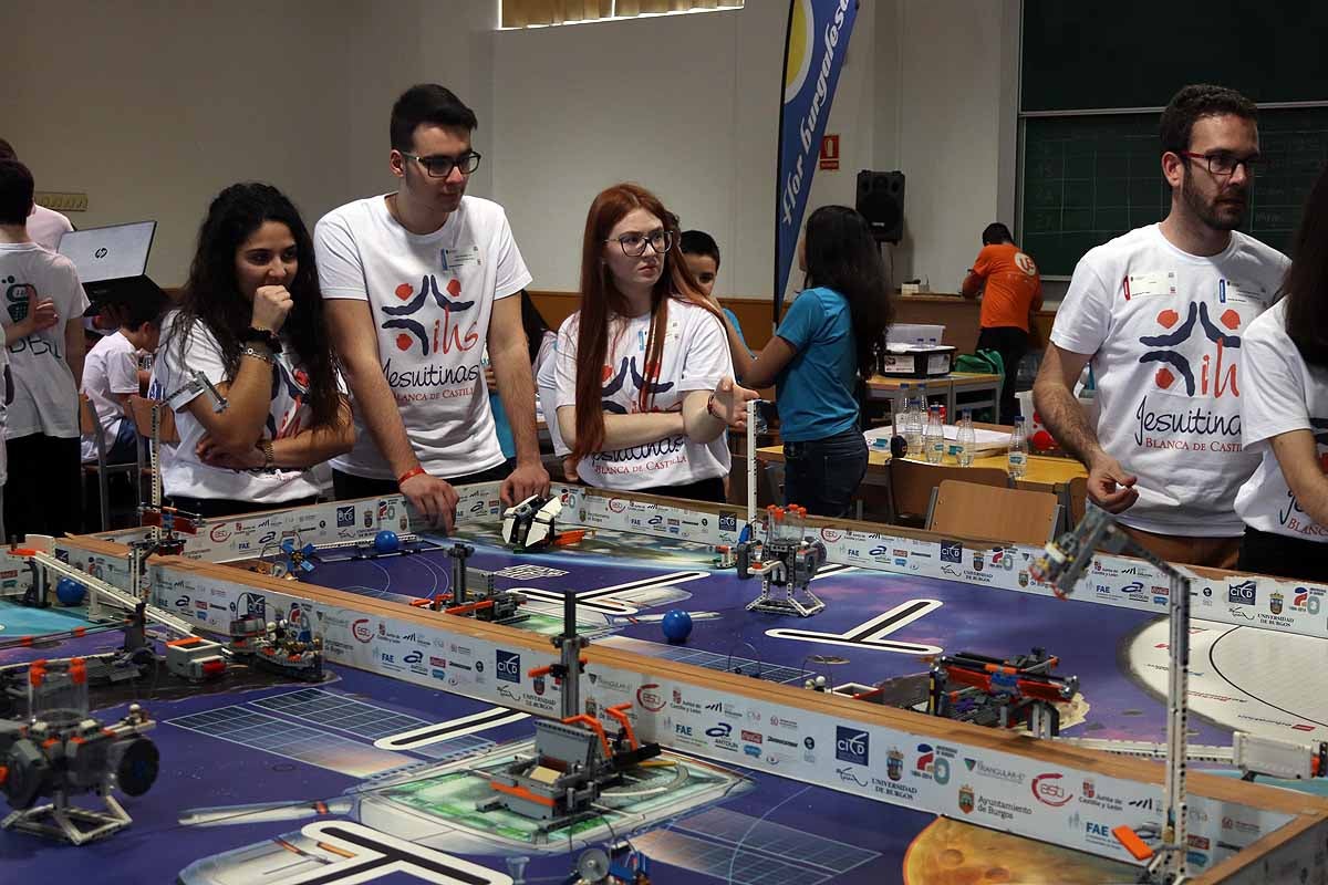 Cerca de 270 jóvenes de 12 ciudades españolas se han reunido hoy en Burgos para desarrollar y construir robots que resolvieran situaciones reales vividas en el espacio