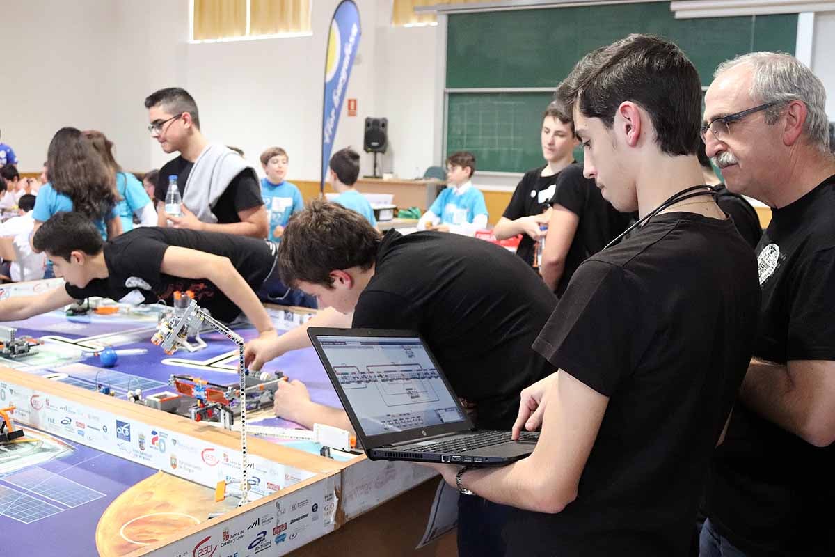 Cerca de 270 jóvenes de 12 ciudades españolas se han reunido hoy en Burgos para desarrollar y construir robots que resolvieran situaciones reales vividas en el espacio