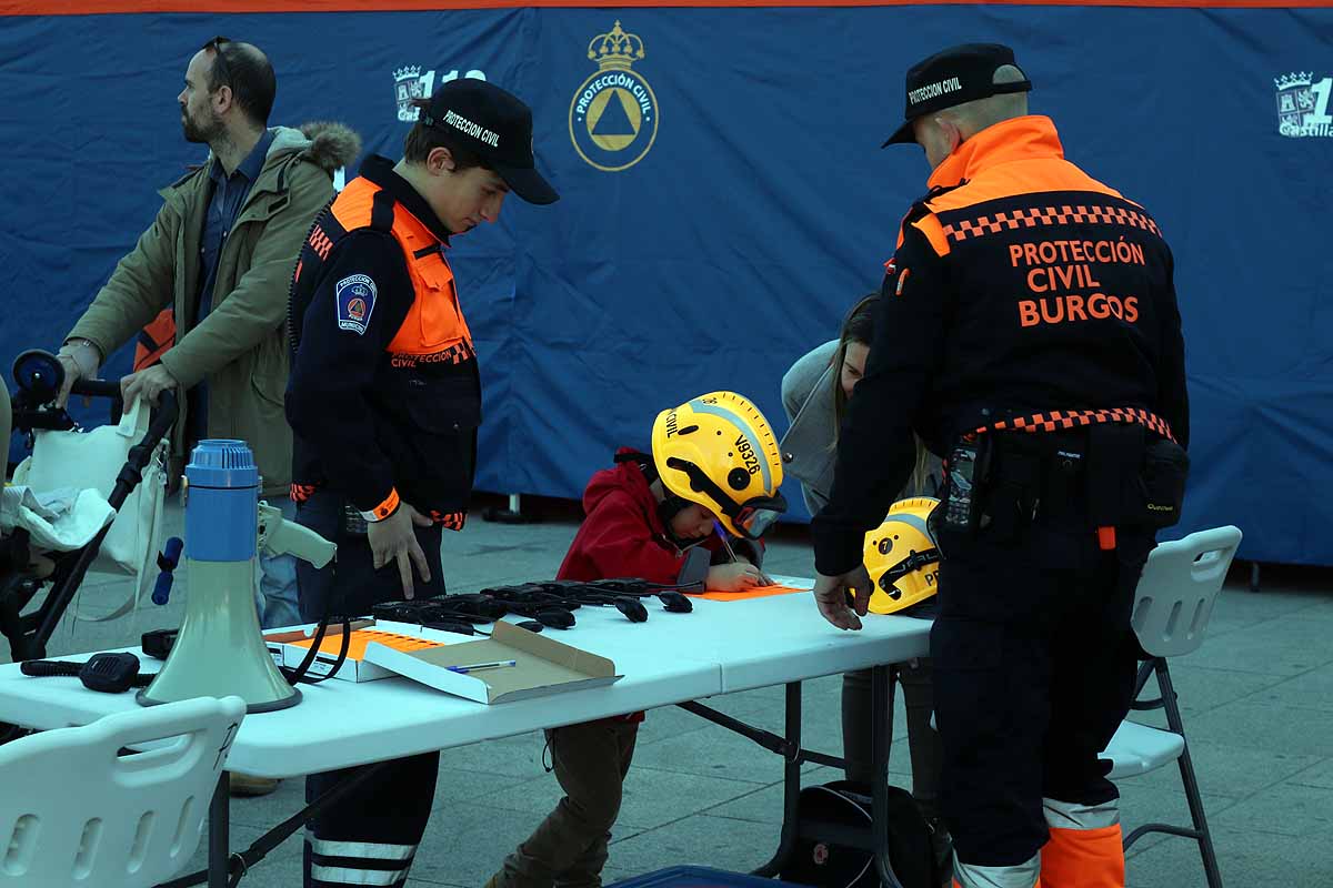 La agrupación de Protección Civil de Burgos cuenta actualmente con 70 voluntarios. Han acercado sus medios a los burgaleses para que la ciudadanía entienda y comprenda su labor y se anime a colaborar en la seguridad de la ciudad. 