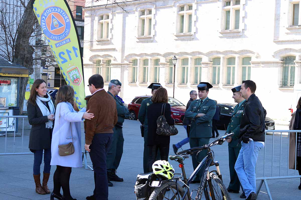 La agrupación de Protección Civil de Burgos cuenta actualmente con 70 voluntarios. Han acercado sus medios a los burgaleses para que la ciudadanía entienda y comprenda su labor y se anime a colaborar en la seguridad de la ciudad. 
