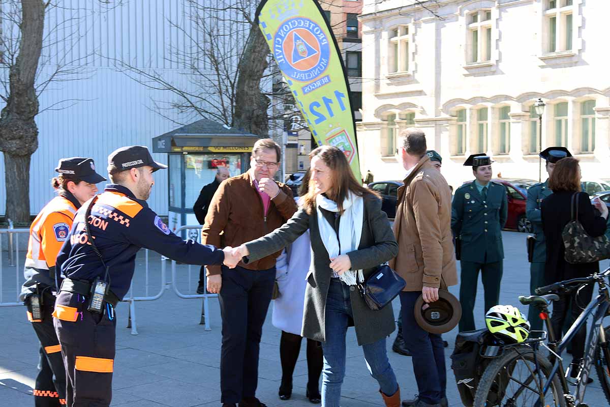 La agrupación de Protección Civil de Burgos cuenta actualmente con 70 voluntarios. Han acercado sus medios a los burgaleses para que la ciudadanía entienda y comprenda su labor y se anime a colaborar en la seguridad de la ciudad. 