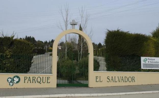 Entrada principal al cementerio del Grupo El Salvador.