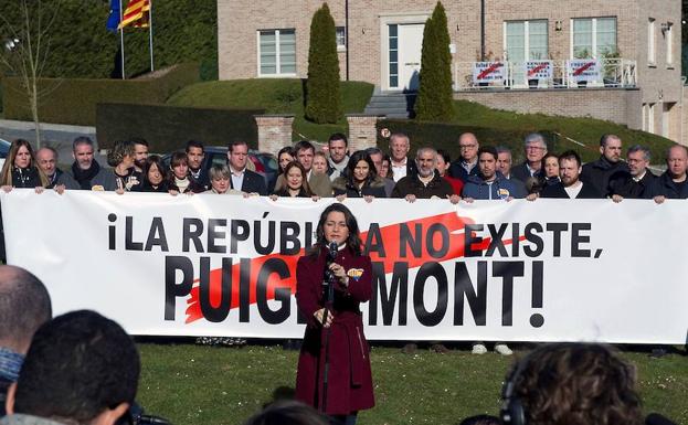 Inés Arrimadas, en Waterloo, ante la casa donde vive Puirdemont.