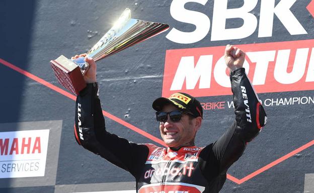 Álvaro Bautista celebra su primera victoria en su debut en Superbikes.