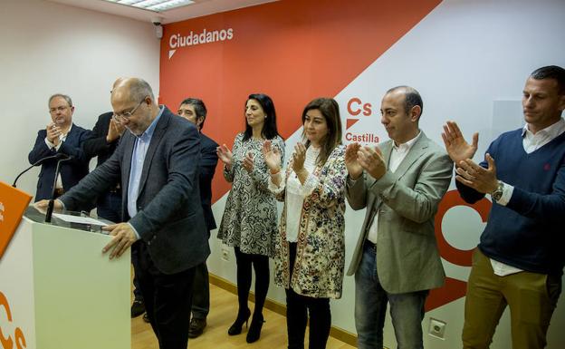 El diputado Francisco Igea, arropado por representantes de su partido en la rueda de prensa. 