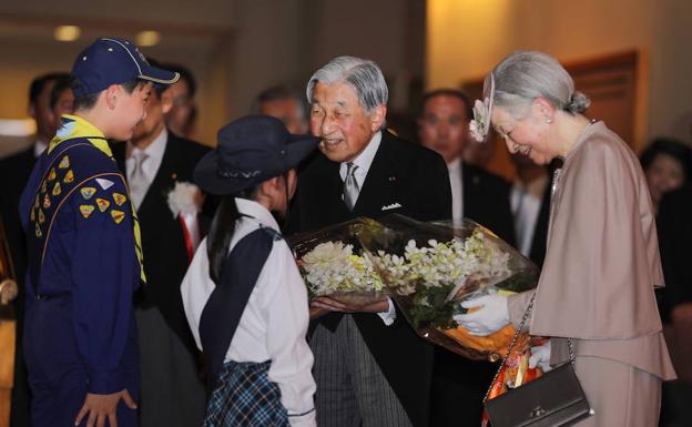 El emperador Akihito y su esposa Michiko, a su llegada al ac to celebrado en el Teatro Nacional de Japón.