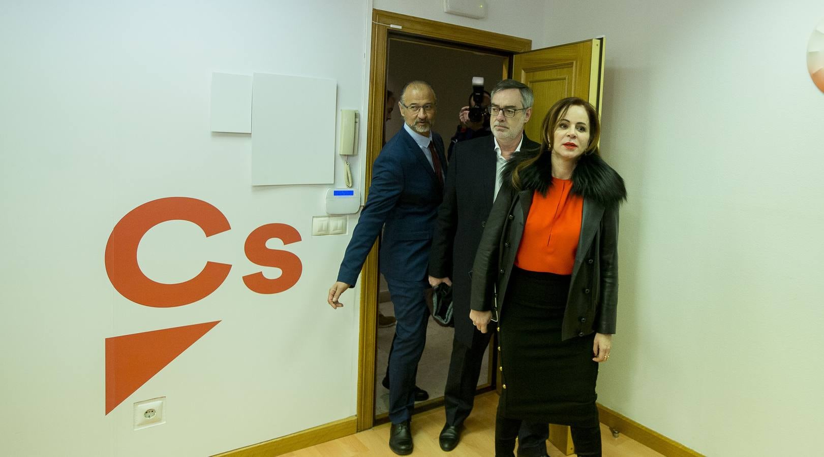 Clemente ha comparecido en la misma sede y sala de prensa donde el diputado por Valladolid, Francisco Igea, anunciaba ayer que le plantará cara en unas primarias que se antojan arduas