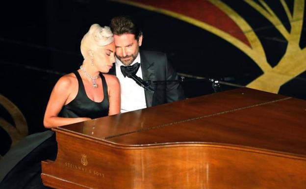 Lady Gaga y Bradley Cooper interpretan la canción 'Shallow' de la película 'Ha nacido una estrella'.
