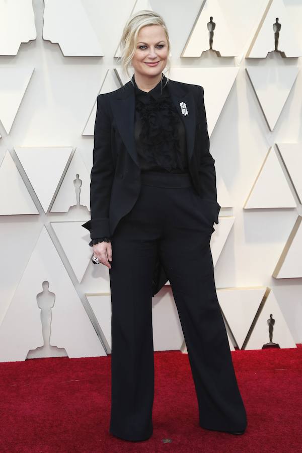 La actriz y comiente Amy Poehler, una de las más aplaudidas en la alfombra roja, de traje negro sencillo pero elegante.