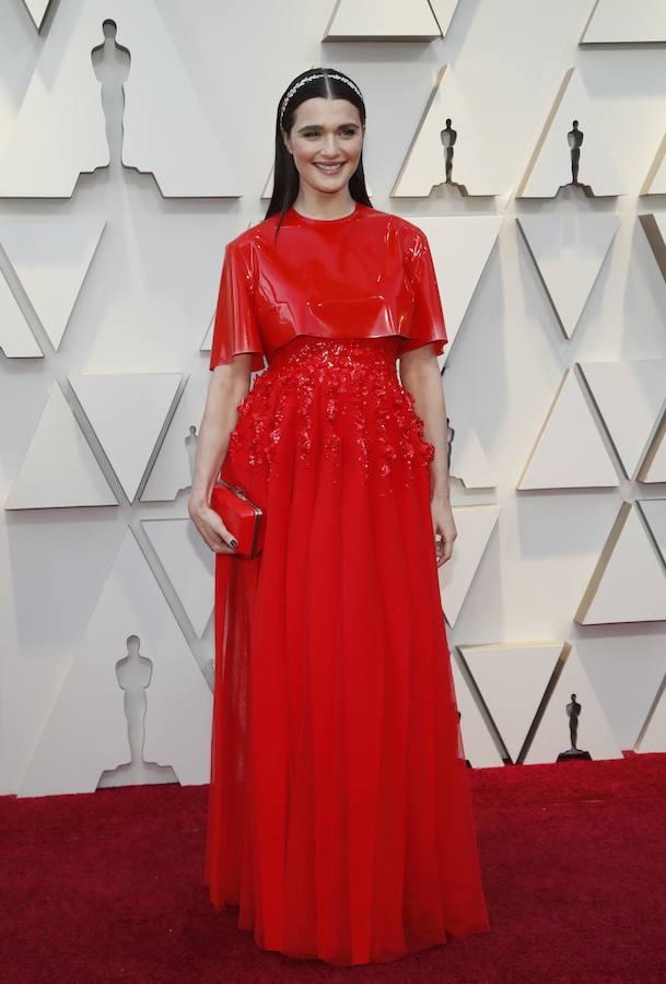 La actriz Rachel Weisz, que posa con un vestido rojo con capa de látex de Givenchy.