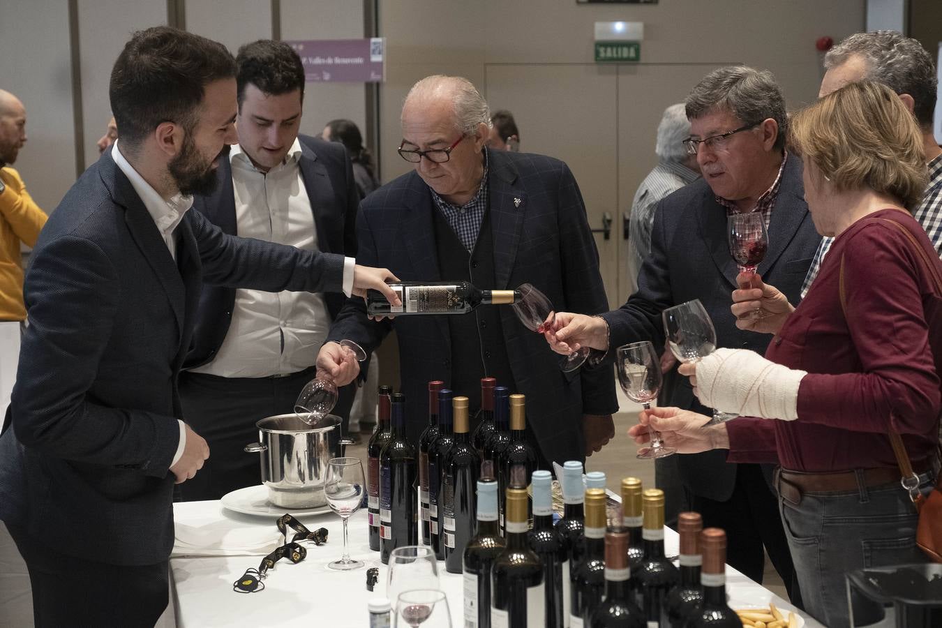 Hasta 130 bodegas de las distintas denominaciones de origen de la región tomaron ayer Madrid con sus mejores vinos