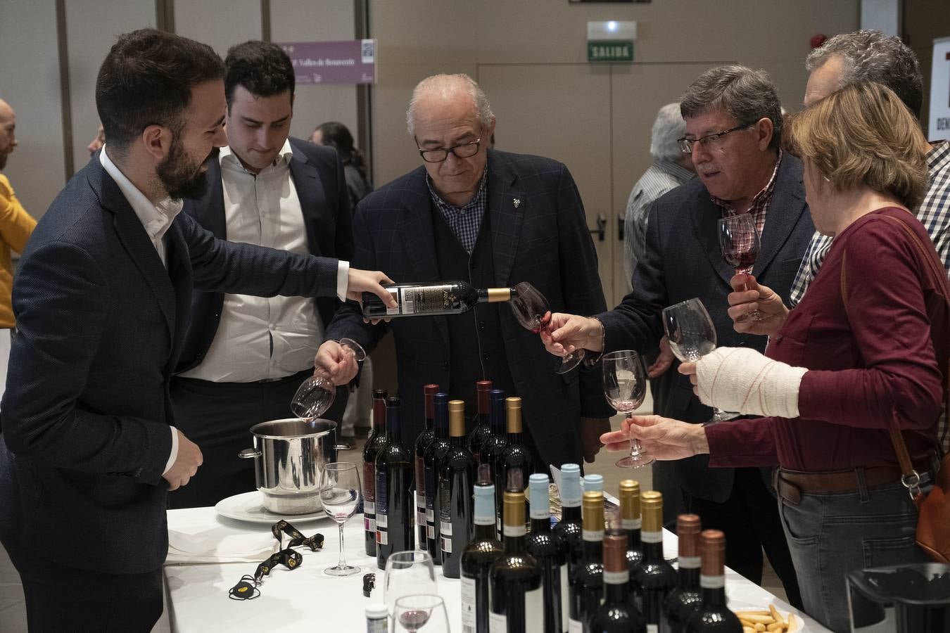 Hasta 130 bodegas de las distintas denominaciones de origen de la región tomaron ayer Madrid con sus mejores vinos