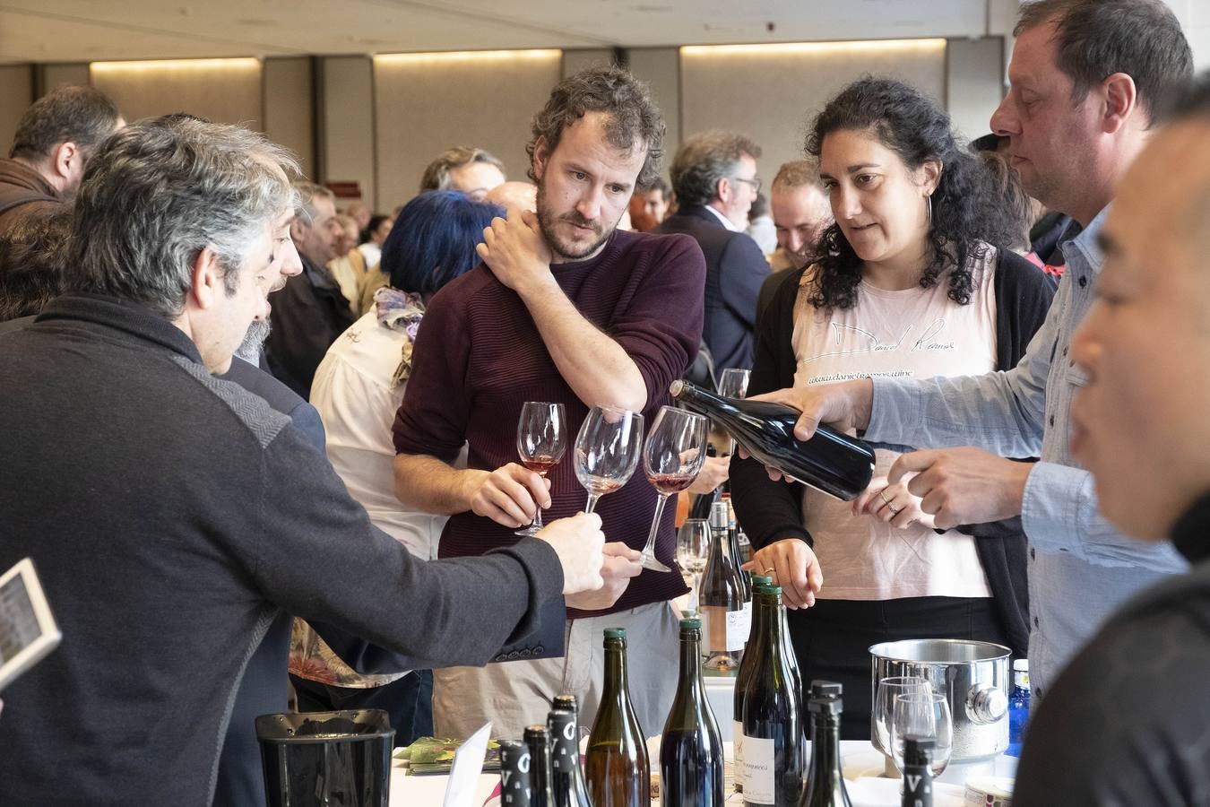 Hasta 130 bodegas de las distintas denominaciones de origen de la región tomaron ayer Madrid con sus mejores vinos