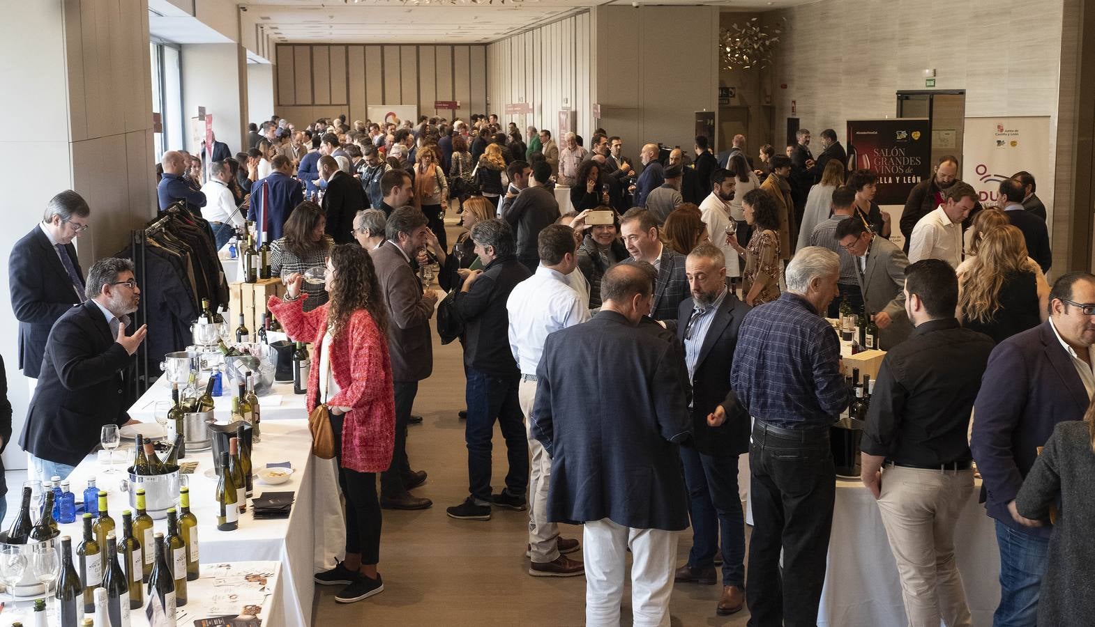 Hasta 130 bodegas de las distintas denominaciones de origen de la región tomaron ayer Madrid con sus mejores vinos